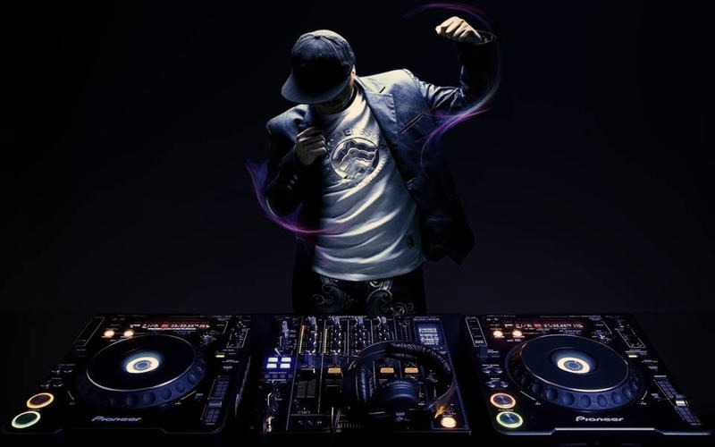 Jak być dobrym DJ-em? 7 zasad udanej imprezy