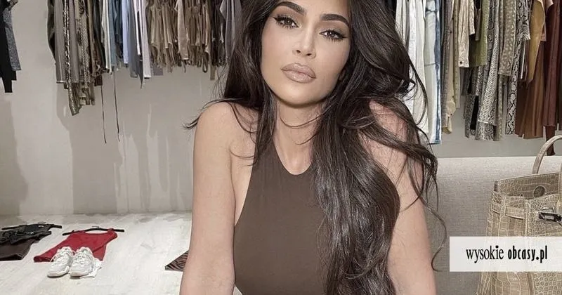 Kim Kardashian i jej zamiłowanie do Apple AirPods – dlaczego są nieodłącznym elementem jej stylu?