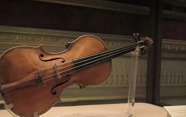 Sztuka naciągania smyczka do skrzypiec – wszystko, co musisz wiedzieć